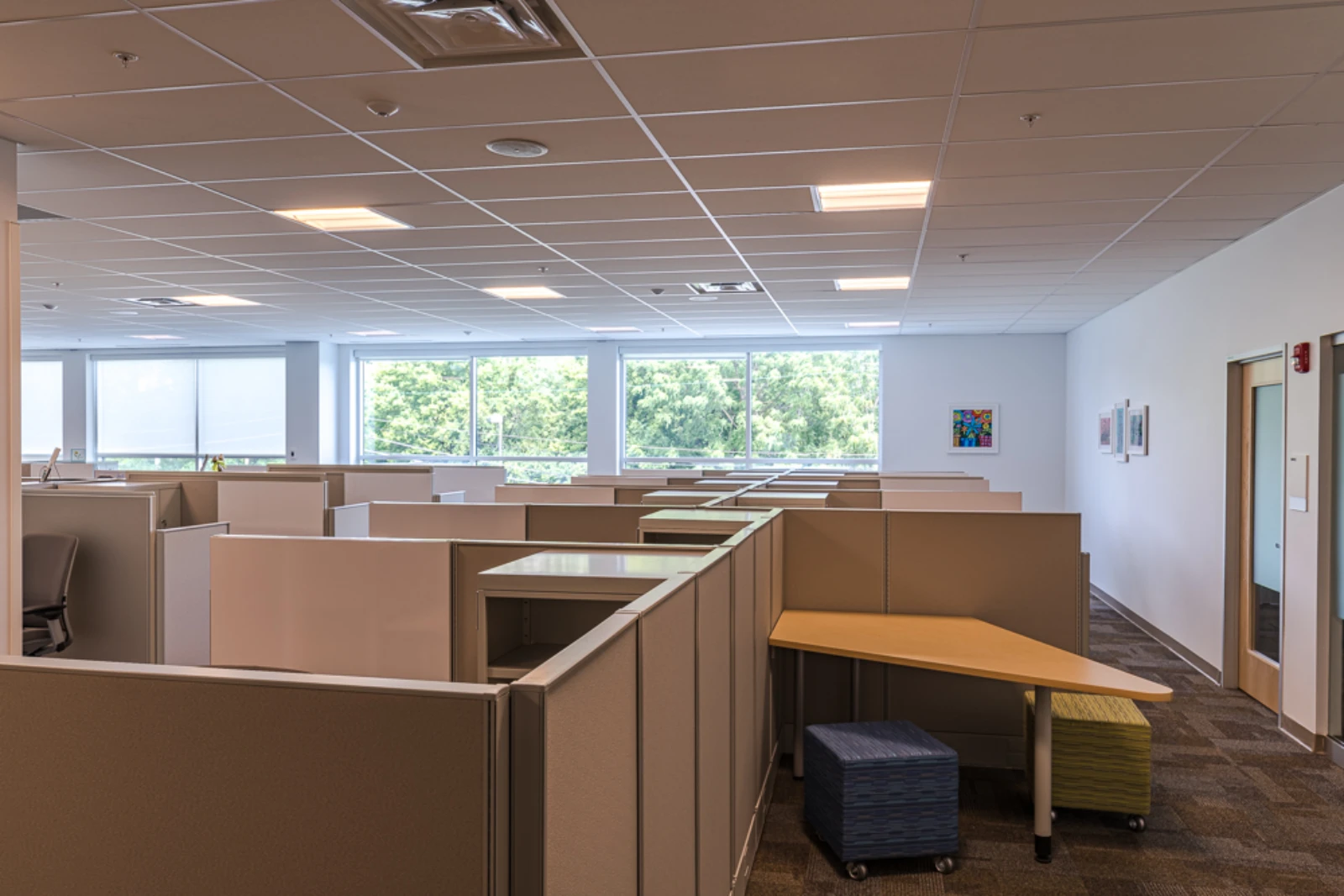 Client site divi panel system with table for impromptu meetings with volker cubes lg