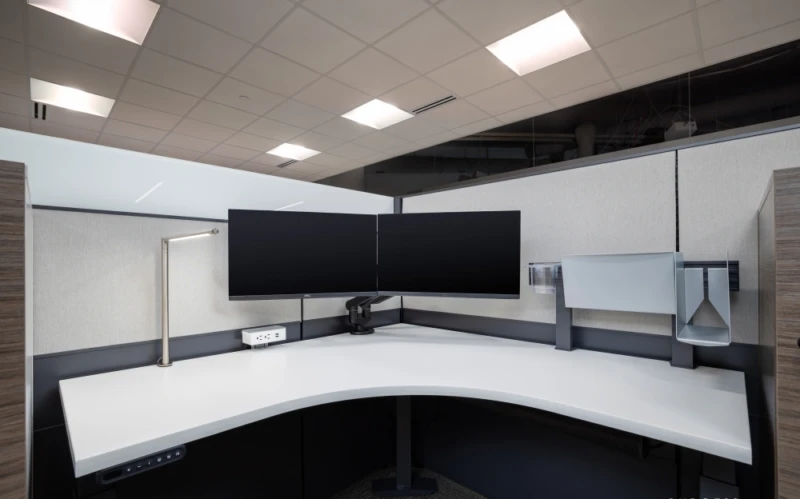 Client space with day to day height adjustable 120 table md