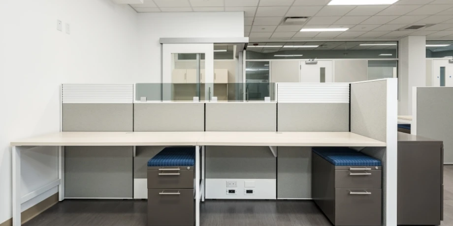 Matrix workstations with upmounted glass tool rail inserts and l series pedestals client space md