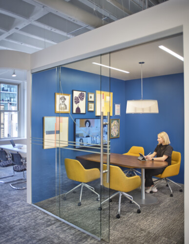 Neocon 2024 huddle room with juggle seating and day to day collaborative table md